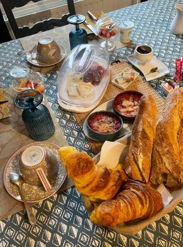 - une table avec de nombreux types de pain et de viennoiseries dans l'établissement Constance de Bretagne B&B, à Batz-sur-Mer