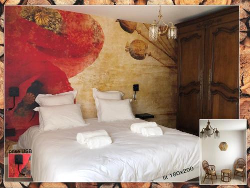 une chambre avec un lit blanc avec un tableau sur le mur dans l'établissement Le Landé, à Rebréchien