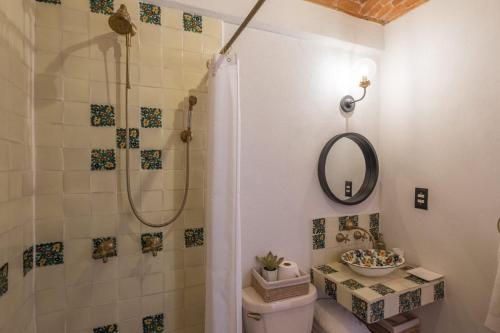 une salle de bain avec une douche, des toilettes et un lavabo dans l'établissement Hacienda con Alberca Vintage, à Ojo de Agua