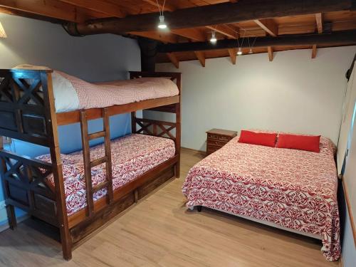 - une chambre avec deux lits superposés et un petit lit dans l'établissement Green House, à El Calafate
