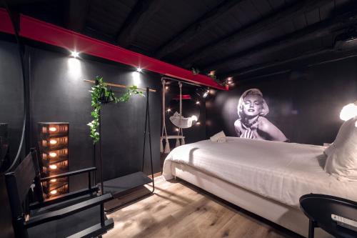 une chambre avec un lit avec une photo d'un garçon sur le mur dans l'établissement UnSejourAMetz - Le cinéma de Marilyn, à Metz