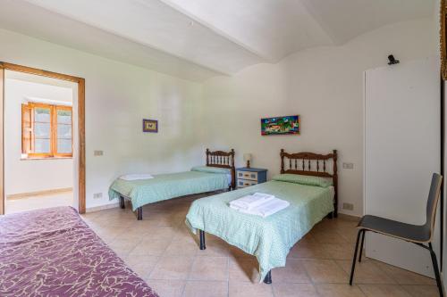 Zimmer mit 2 Betten und einem Fenster in der Unterkunft Molino del prato in Volterra