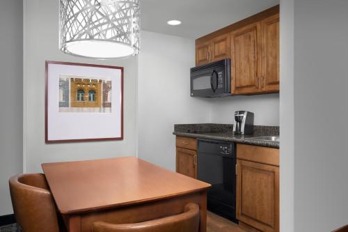 Küche/Küchenzeile in der Unterkunft Homewood Suites by Hilton Omaha - Downtown