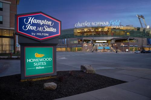 Ein Zertifikat, Auszeichnung, Logo oder anderes Dokument, das in der Unterkunft Homewood Suites by Hilton Omaha - Downtown ausgestellt ist