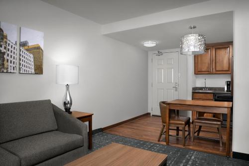 Küche/Küchenzeile in der Unterkunft Homewood Suites by Hilton Omaha - Downtown
