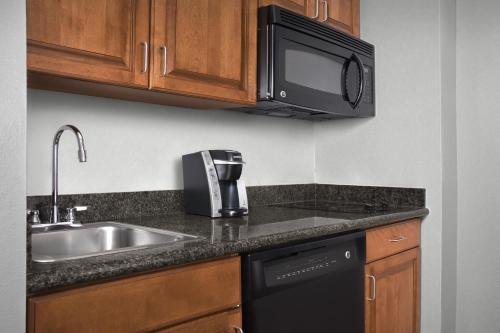 Küche/Küchenzeile in der Unterkunft Homewood Suites by Hilton Omaha - Downtown