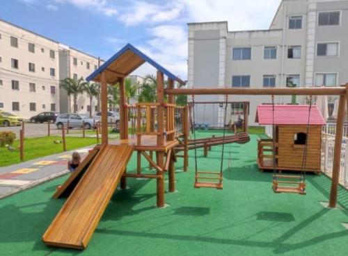 une aire de jeux avec toboggan et une maison pour oiseaux dans l'établissement HollydayAppartment no Centro Rio das Ostras, à Rio das Ostras