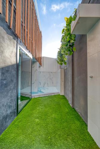an internal courtyard of a building with green grass at House Gallery 10 in Tijoco de Abajo
