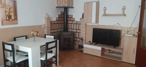 - un salon avec une table et une cheminée dans l'établissement Mallona, 