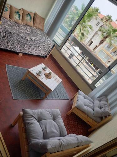 une vue aérienne d'un salon avec un canapé et une table dans l'établissement Vue sur mer à Canet Plage, à Canet