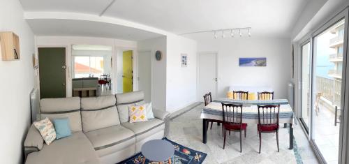 un salon avec un canapé et une table dans l'établissement Spacieux appartement vue Océan et Rhune, à Saint-Jean-de-Luz