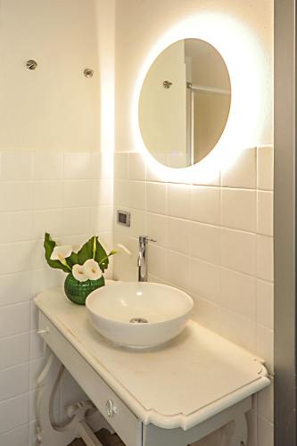 a bathroom with a sink and a mirror at Villa Paolina in Sulzano