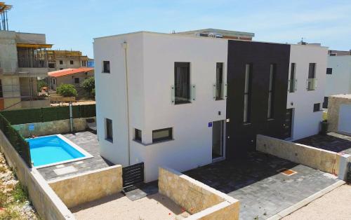 Πισίνα στο ή κοντά στο Villa Villela Mandre - The Ideal Luxury Coastal Family Paradice with Private Heated Pool & Seaview