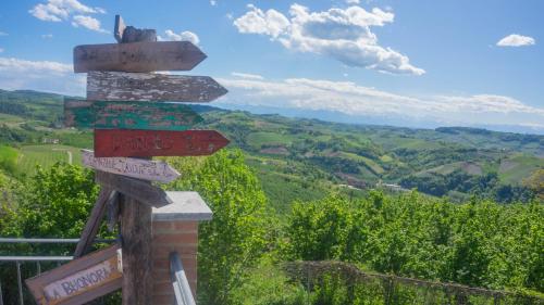a sign with arrows pointing in different directions at B&B La Buonora in Sinio