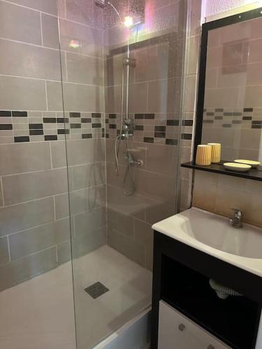 une salle de bain avec douche et lavabo dans l'établissement Joli T2 au coeur de la résidence Europa à Canet, à Canet
