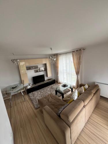 una sala de estar con un sofá y una mesa en Smile house, en Brasov
