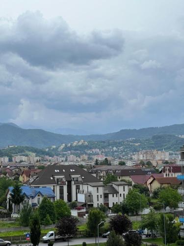 - Vistas a una ciudad con casas y montañas en Smile house, en Brasov