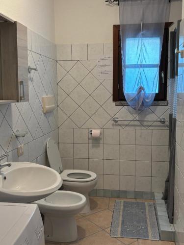a bathroom with a toilet and a sink at Sardegna Pittulongu in Olbia