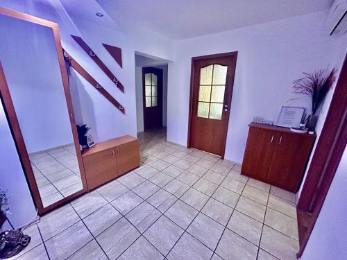 a room with aoyer with a door and a tiled floor at Elina apartament in Drobeta-Turnu Severin