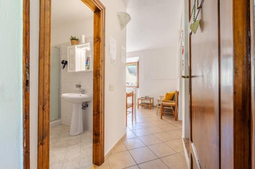 ein Bad mit einem Waschbecken und einem Spiegel in der Unterkunft Molino del prato in Volterra