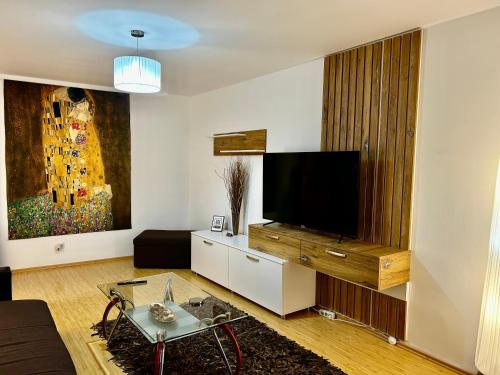 sala de estar con TV de pantalla plana en Elina apartament, en Drobeta-Turnu Severin