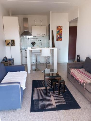 un salon avec un canapé et une table dans l'établissement Corniche André de Joly - T2 Lumineux au Port de Nice, à Nice