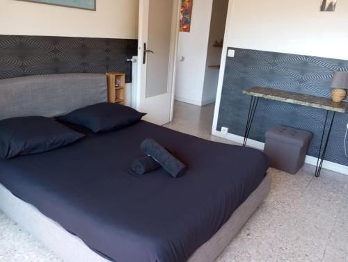 - une chambre avec un grand lit et un oreiller dans l'établissement Corniche André de Joly - T2 Lumineux au Port de Nice, à Nice