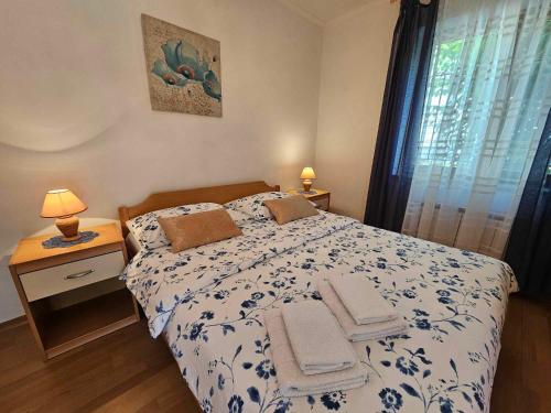 um quarto com uma cama com toalhas em Apartmani Rita Oliva em Novigrad Istria