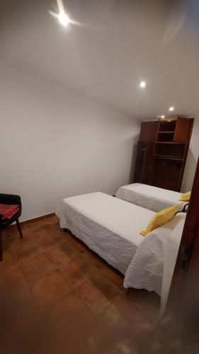 two beds sitting next to each other in a bedroom at Casa cheve in Cangas de Morrazo