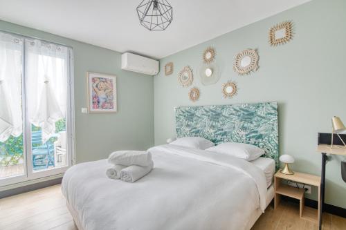 une chambre blanche avec un grand lit et une fenêtre dans l'établissement First flight Colomiers - à 8 mn de l'aéroport- Proche Airbus - 6 voyageurs, à Colomiers