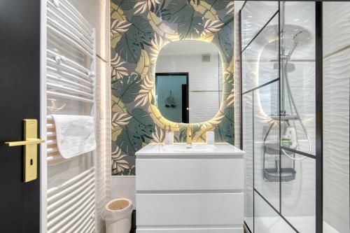 une salle de bain avec un lavabo et un miroir dans l'établissement First flight Colomiers - à 8 mn de l'aéroport- Proche Airbus - 6 voyageurs, à Colomiers