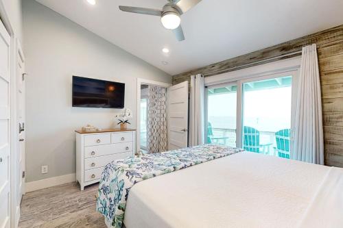 Un dormitorio con una cama y una ventana con vista al mar. en Tranquil Turtle, en Rockport