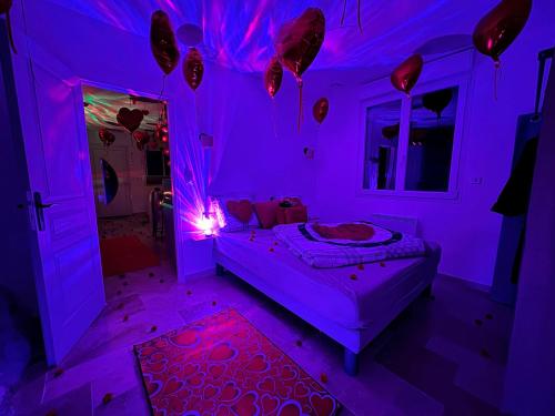 - une chambre violette avec un lit et une porte dans l'établissement Lov'Appart Idylle à 2, piscine privée, sauna inclus, à Varages