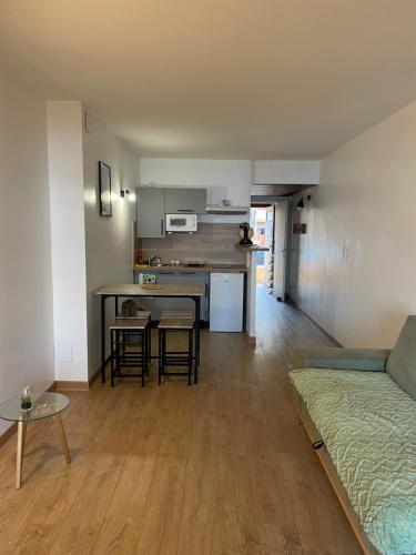 un salon et une cuisine avec un canapé et une table dans l'établissement Studio accès plage, à Six-Fours-les-Plages