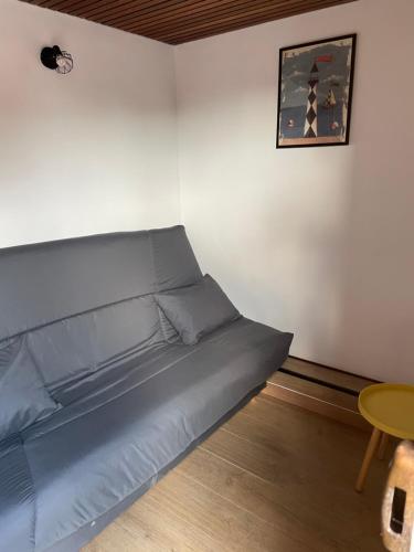 une chambre avec un lit et une table dedans dans l'établissement Studio accès plage, à Six-Fours-les-Plages