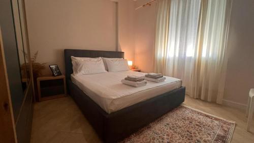 Postel nebo postele na pokoji v ubytování SoFI Condo-Close to Port of Vlore