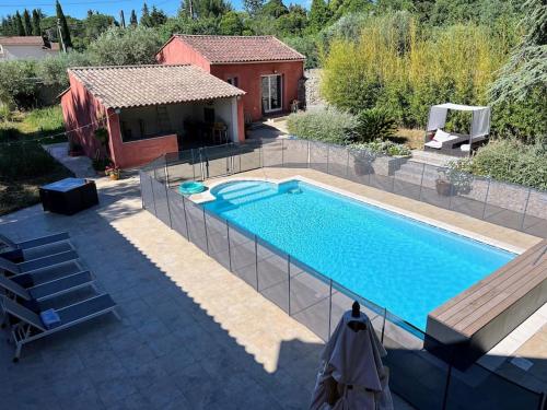 Photo de la galerie de l'établissement Élégante Villa avec piscine protégée, à Nîmes