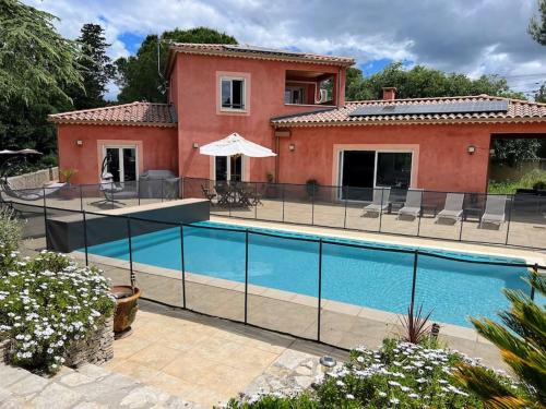 Photo de la galerie de l'établissement Élégante Villa avec piscine protégée, à Nîmes