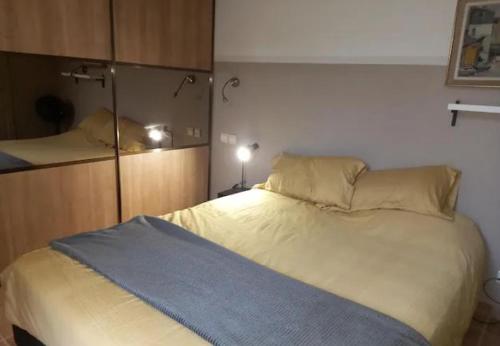 une chambre avec un grand lit avec une couverture bleue dans l'établissement Chambre d'hôtes exceptionnelle B&B, à Saint-Raphaël