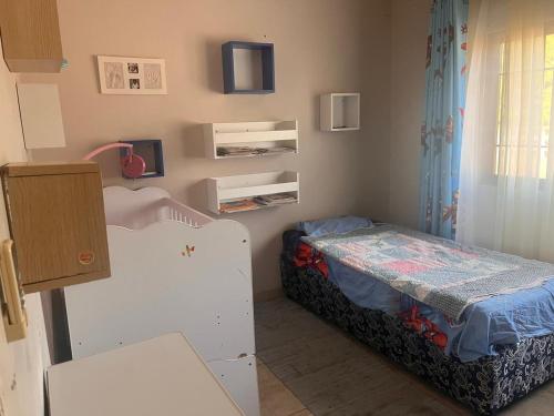 a small room with a bed in a room at Acomodação Nunes in Matola