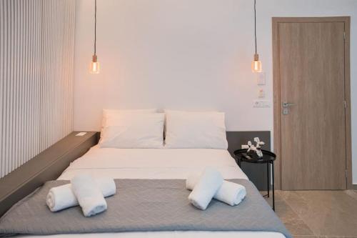 Un dormitorio con una cama grande con dos almohadas. en Pasiphae Suite the sense of luxury, en Heraclión