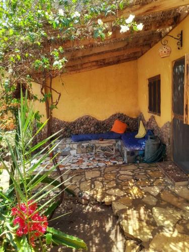 a couch sitting in the corner of a house at Jillyfish House Dahab - deine Oase in zwei Palmengärten - zentral am 'Lighthouse' in Dahab