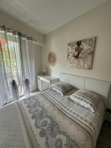 Un dormitorio con una cama grande y una ventana en Gorgeous 2 bedrooms holiday apartement, en Niza