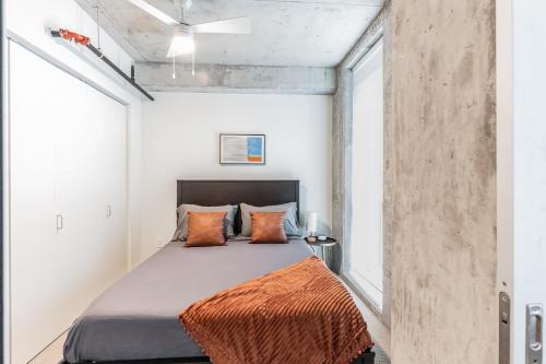 Un dormitorio con una cama con una manta naranja. en Sleek downtown Cleveland apartment, en Cleveland