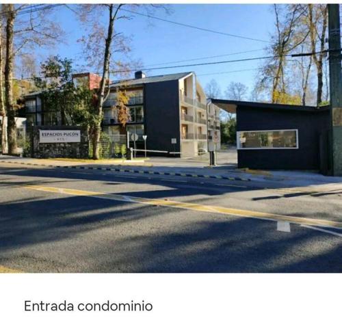 a building on the side of a street at Espectacular departamento estudio en Pucón in Pucón