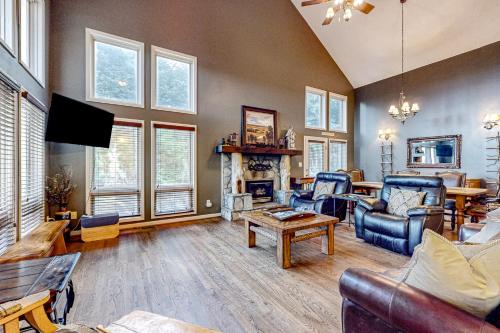 a living room filled with furniture and a fireplace at Briarcliff Mountain View Lodge in Blowing Rock