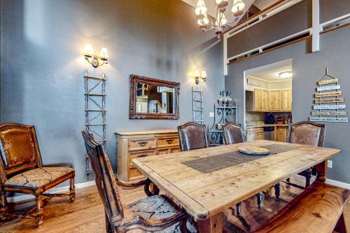a dining room with a wooden table and chairs at Briarcliff Mountain View Lodge in Blowing Rock