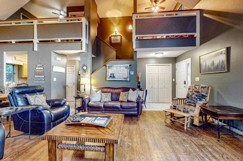a living room with couches and a table at Briarcliff Mountain View Lodge in Blowing Rock