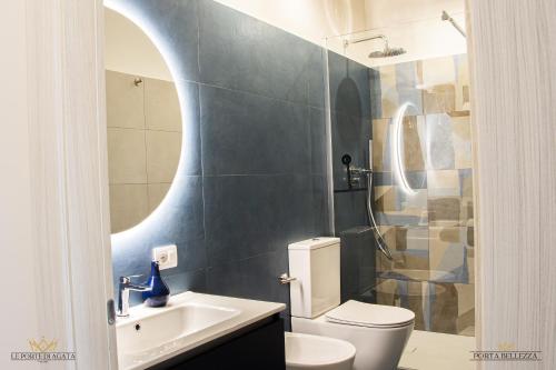 Un baño con inodoro, lavabo y ducha. en Casa Vacanza LE PORTE DI AGATA , Viale San Teodoro Catania, en Catania