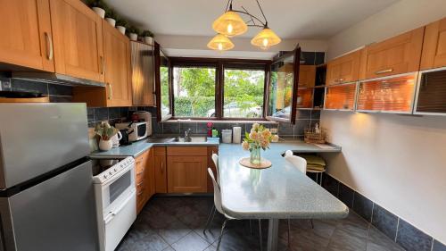 een keuken met een tafel en een koelkast bij Izola Dreamy Stays KORD in Izola